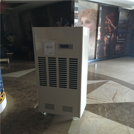 工業(yè)除濕機經過工作能夠將濕潤的水分和懸浮物除去，濕空氣變得干爽，也是空氣喧囂機，它廣泛用于生產和生活的各個方面。為用戶創(chuàng)造出舒適、干爽清凈的現(xiàn)代生活空間。